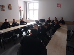 uczniowie klasy mundurowej siedzą na sali odpraw