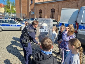 dziecko zakłada sprzęt służbowy