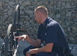 policjant ogląda rower