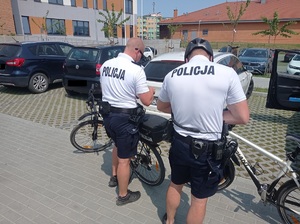 policjanci stoją przy rowerach