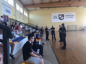 policjanci na sali gimnastycznej rozmawiają z uczniami