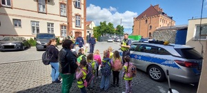 dzieci stoją i rozmawiają z policjantem