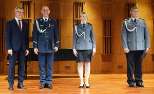 policjanci i starosta chełmiński stoją na scenie