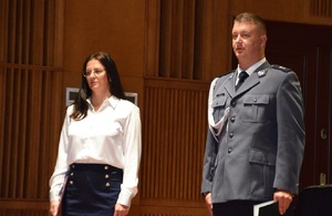 policjant i kobieta stoją na scenie