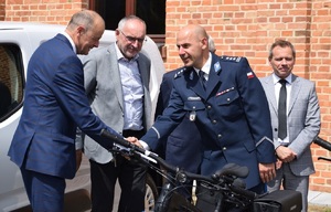 policjant stoi obok zaproszonych gości