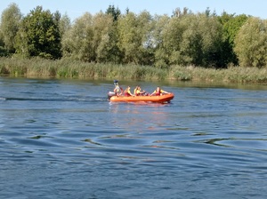 ponton z ratownikami płynie
