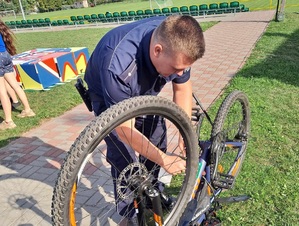 policjant znakuje rower