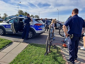 policjanci stoją wśród uczestników festynu