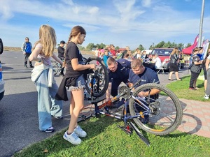 policjanci znakują rower