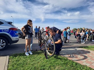 policjanci znakują rowery