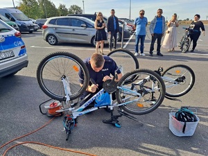 policjant znakuje rower