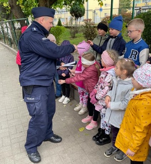 policjant rozdaje odblaski dzieciom