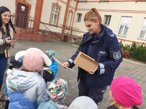 policjantka odbiera od dzieci dyplom