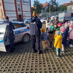 policjantki rozmawiają z dziećmi