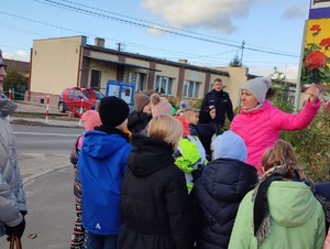 dzieci patrzą na kobietę i policjanta