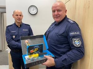 policjanci pozują do zdjęcia z nowym alkomatem