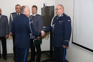 komendant wojewódzki policji uściskuje dłoń nowemu komendantowi powiatowemu policji w Chełmnie