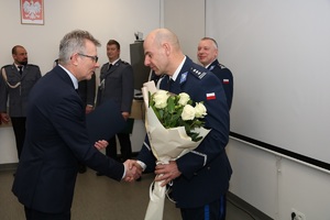 starosta chełmiński wręcza kwiaty i podziękowanie dotychczasowemu komendantowi chełmińskiej policji