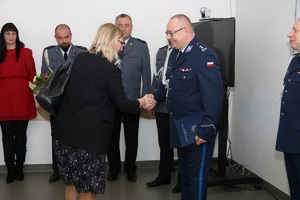 kobieta ściska rękę nowemu komendantowi policji w Chełmnie