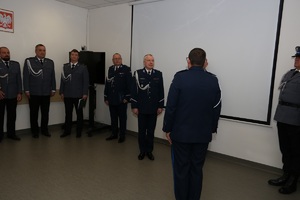 dowódca uroczystości składa meldunek zastępcy komendanta wojewódzkiego policji w Bydgoszczy