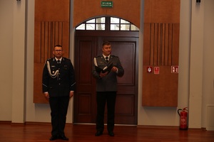 dowódca uroczystości i lektor policyjny stoją obok siebie