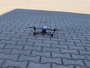 dron ustawiony na ziemi
