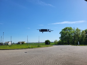 dron zawieszony nad ziemią