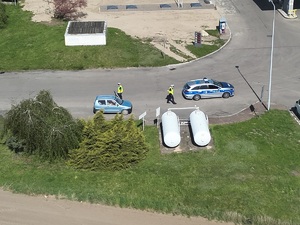 policjanci ruchu drogowego w trakcie kontroli drogowej widok z drona