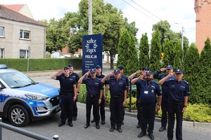 policjanci oddają honor stojąc w dwuszeregu