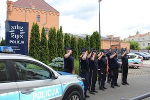 policjanci oddają honor stojąc na baczność