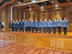 policjanci stoją w szeregu na scenie