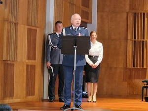 policjant przemawia do publiczności