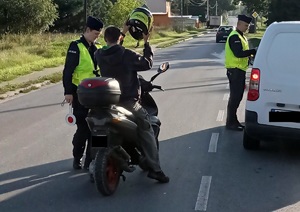 policjanci kontrolują trzeźwość motorowerzysty