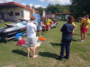 uczestnicy pikniku profilaktycznego patrzą na pokaz pierwszej pomocy przedmedycznej