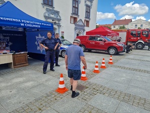 mężczyzna pokonuje wyznaczony odcinek drogi w alkogoglach