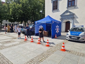 chłopak pokonuje wyznaczony odcinek drogi w alkogoglach