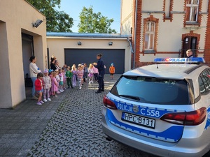 dzieci patrzą na policjantkę, która stoi przed nimi