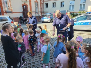 policjanci rozdają dzieciom odblaski