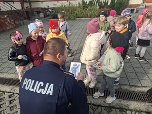 policjant otrzymał od dzieci laurkę