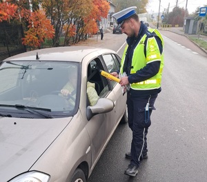 policjant kontroluje trzeźwość kierującej pojazdem