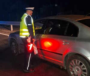 policjant kontroluje trzeźwość kierującego