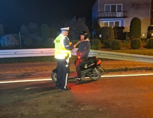 policjant kontroluje trzeźwość motorowerzysty