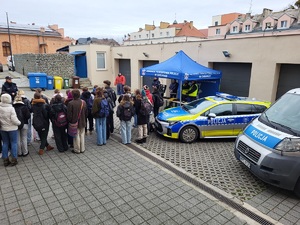 uczniowie klas maturalnych uczestniczą w dniach otwartych w komendzie policji