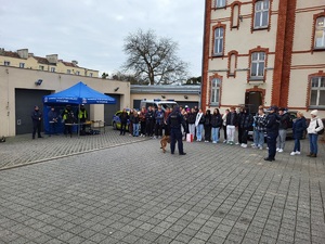 uczniowie klas maturalnych uczestniczą w dniach otwartych w komendzie policji