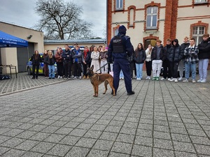 uczniowie klas maturalnych uczestniczą w dniach otwartych w komendzie policji