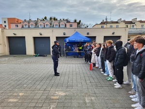 uczniowie klas maturalnych uczestniczą w dniach otwartych w komendzie policji