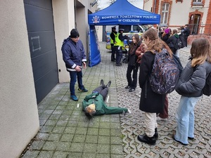 uczniowie klas maturalnych uczestniczą w dniach otwartych w komendzie policji