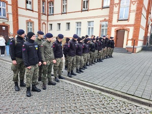 uczniowie klas maturalnych uczestniczą w dniach otwartych w komendzie policji