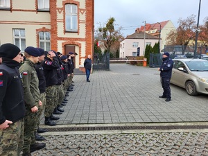 uczniowie klas maturalnych uczestniczą w dniach otwartych w komendzie policji