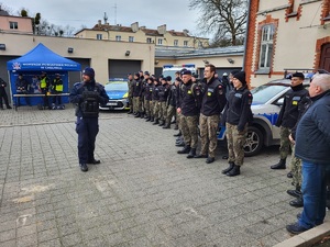 uczniowie klas maturalnych uczestniczą w dniach otwartych w komendzie policji